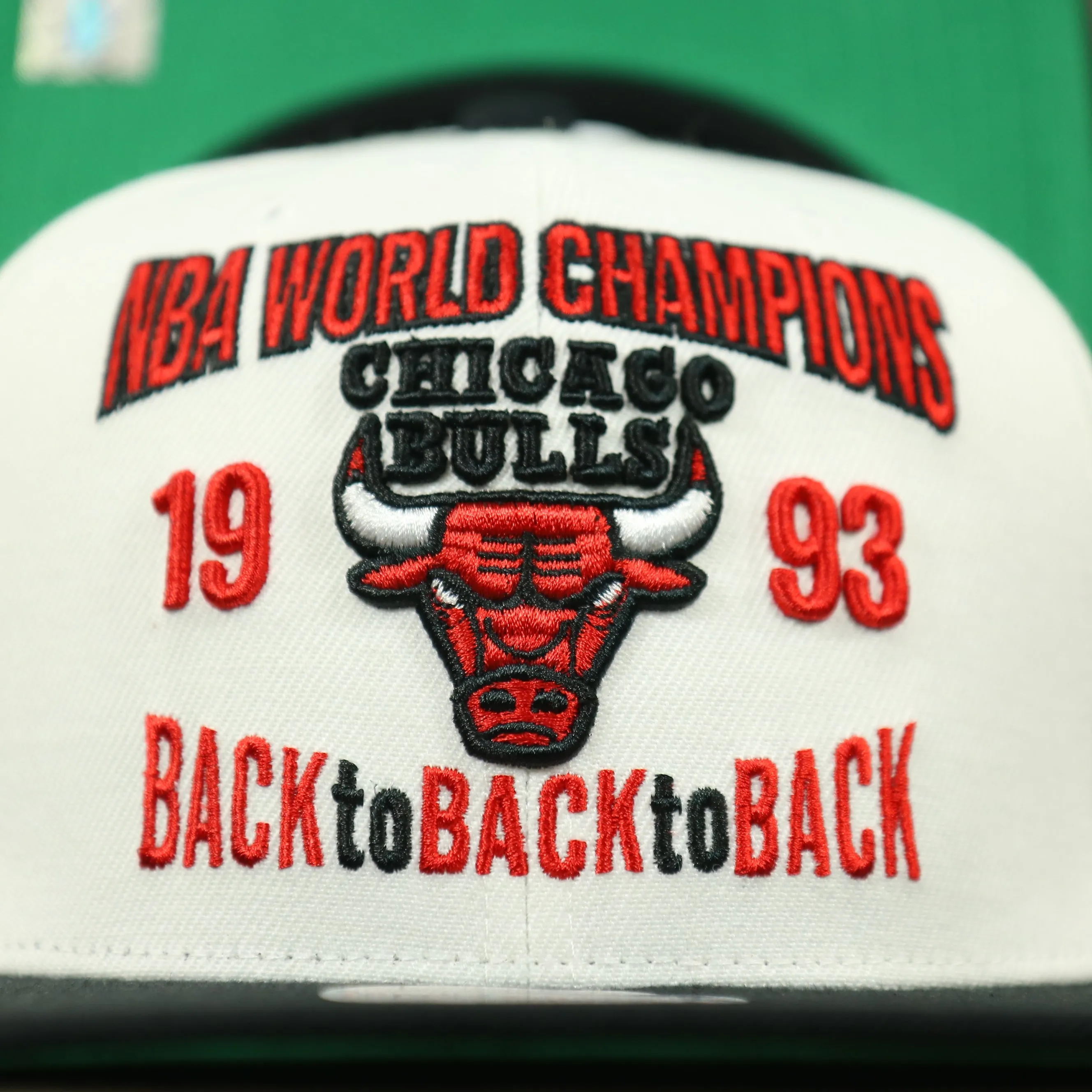 Chicago Bulls Vintage Retro NBA Champions 1993 Back To Back To Back Mitchell and Ness Snapback Hat | White