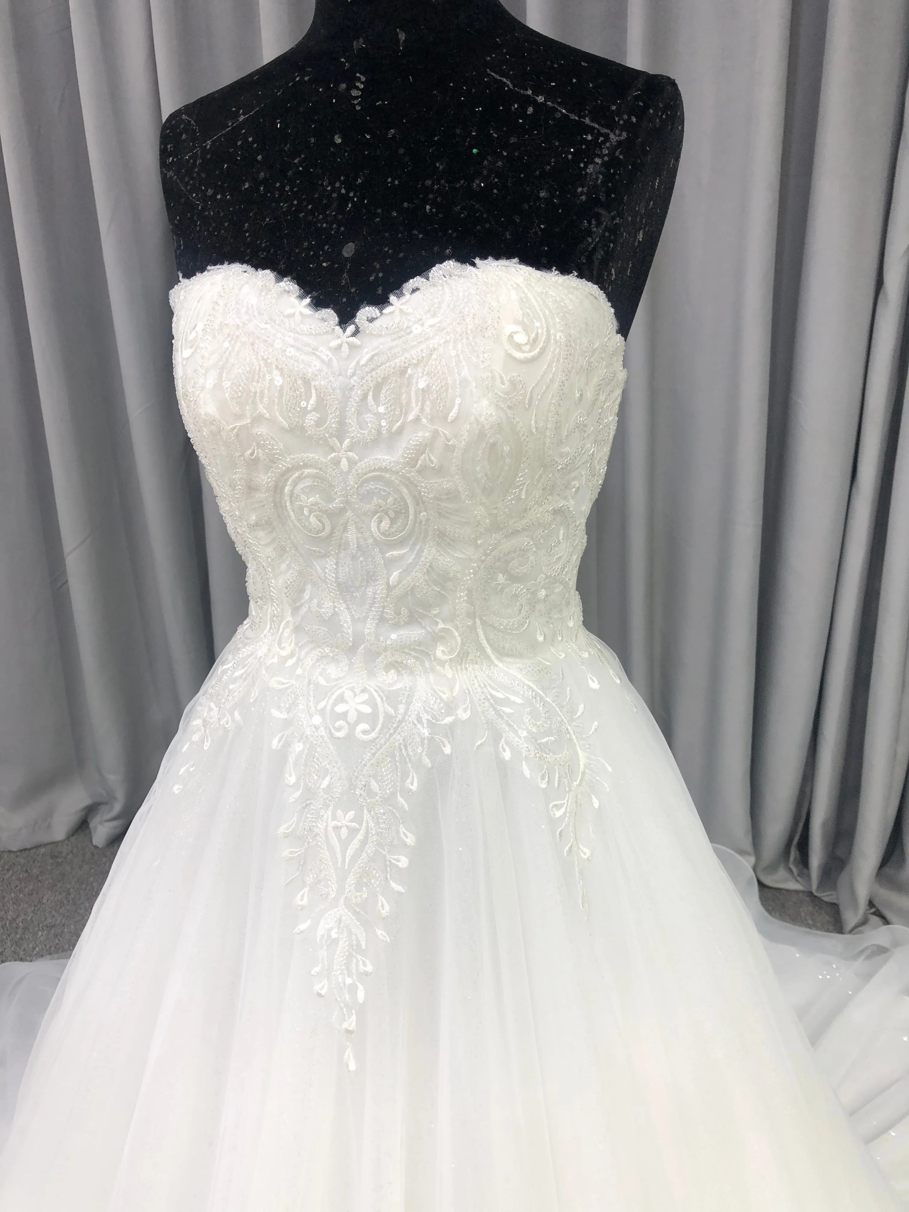 Trapèzes Sans bretelles Dentelle Tulle Robe de Mariée avec Traîne de Balayage