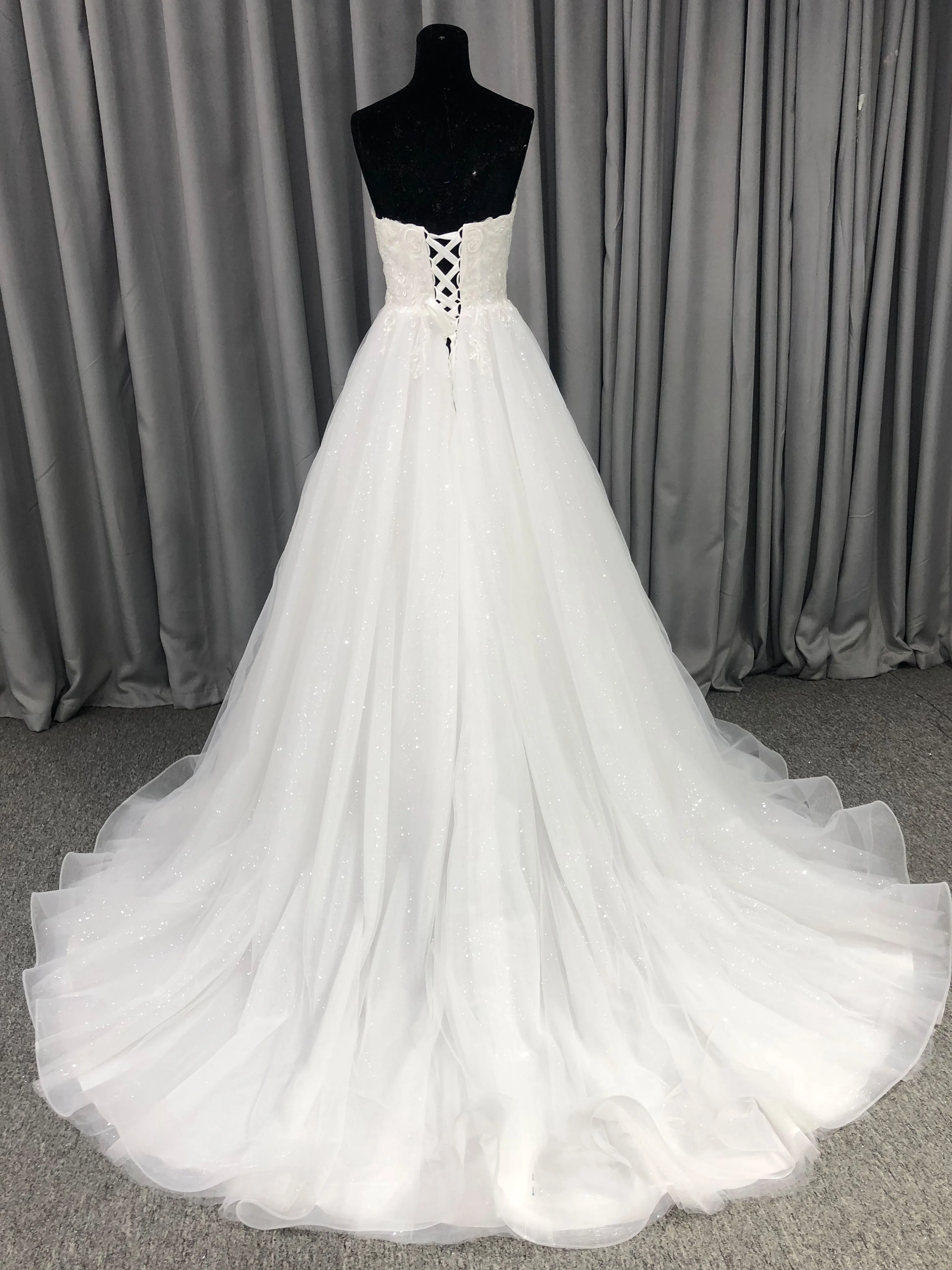 Trapèzes Sans bretelles Dentelle Tulle Robe de Mariée avec Traîne de Balayage